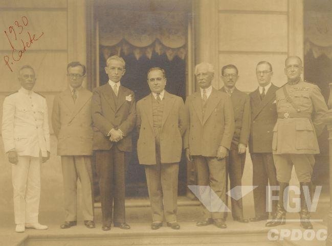 Getúlio Vargas E Membros Do Seu Ministério Reunidos No Palácio Do ...